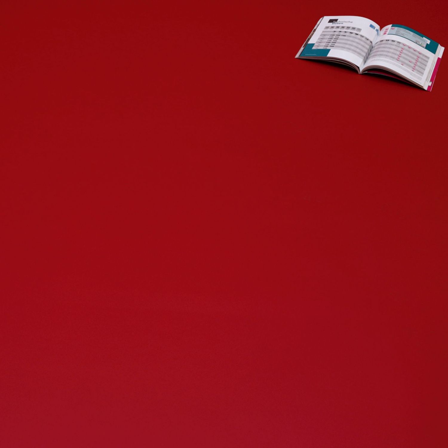 PVC-Boden in ausschließlich roter Farbe mit einem Buch auf dem Boden