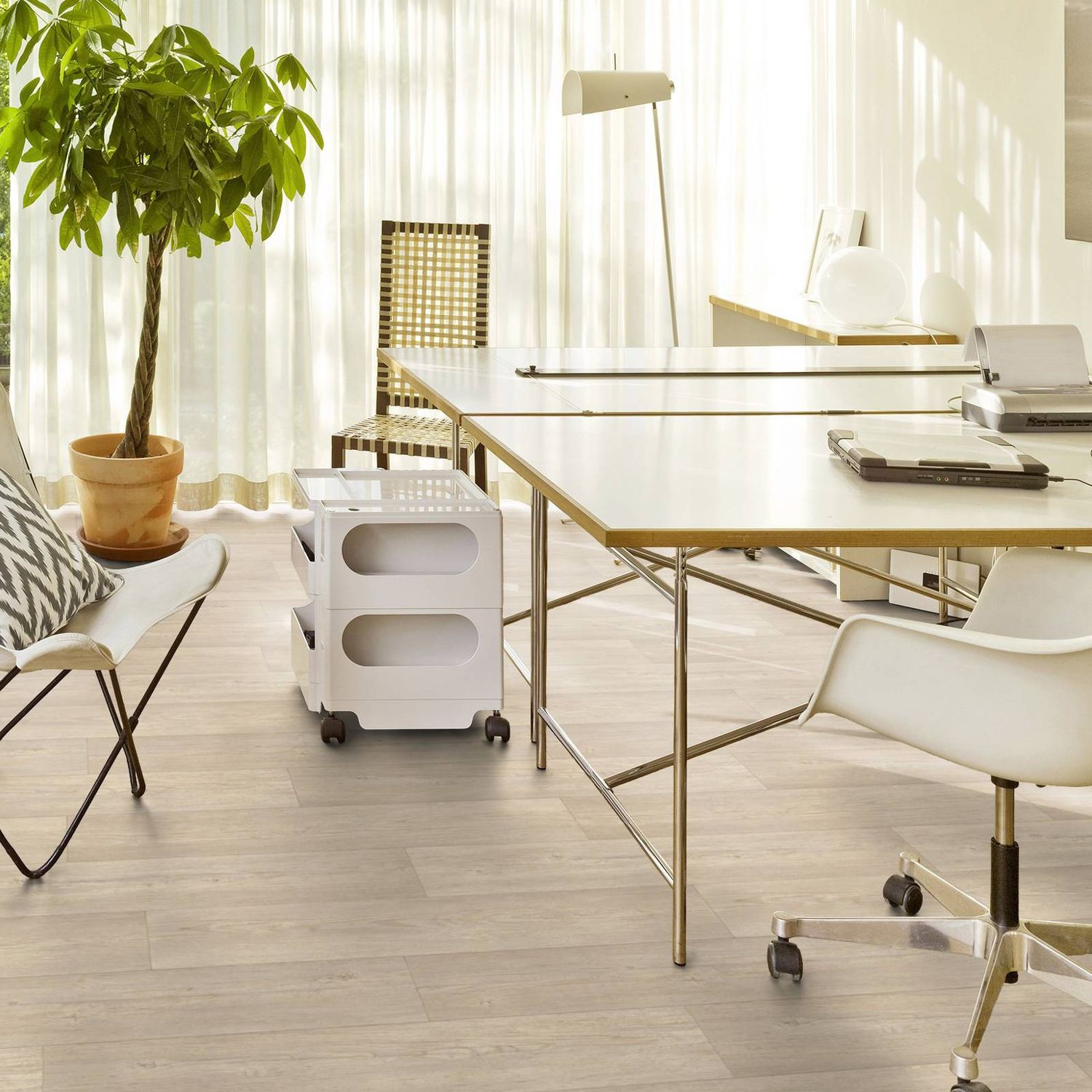 PVC Boden in heller und beiger Holzoptik in einem Homeoffice