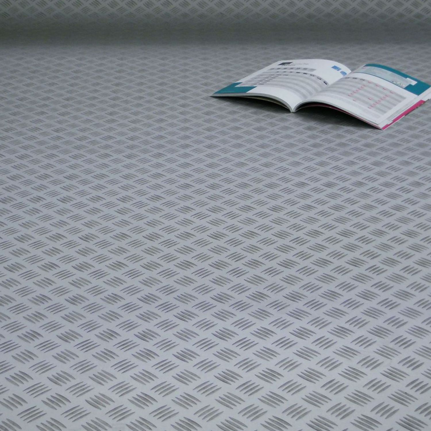 PVC Boden in der Optik eines Riffelblechs