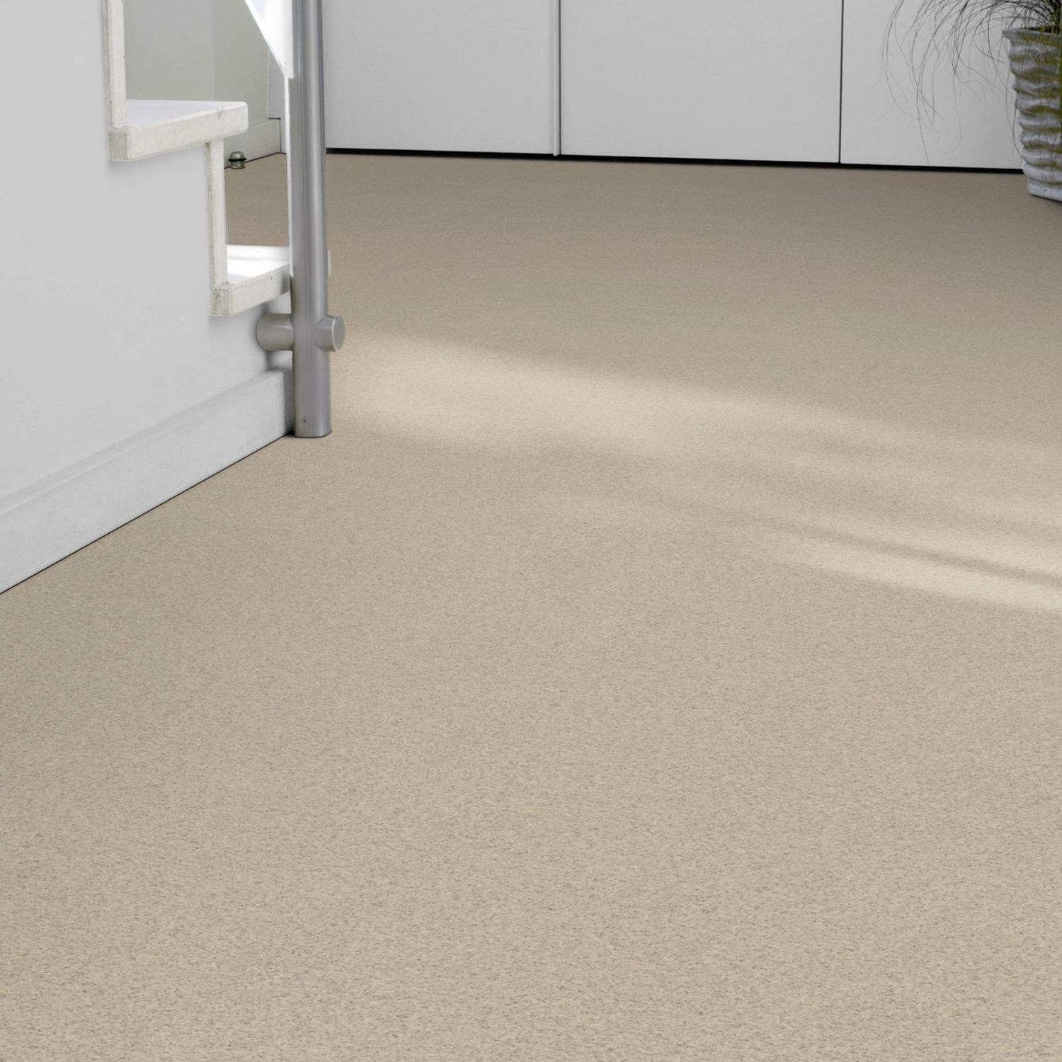 PVC Boden in einfarbig grauer und gesprenkelter Optik in einem Treppenhaus