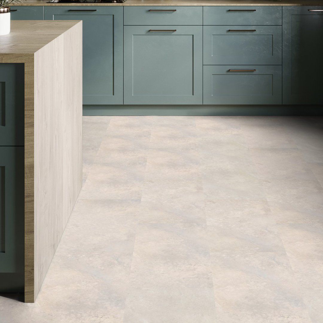 Klebe-Vinyl Fliesenoptik York Stone Powder 31 - 1 Paket 3,720 m² Klebe-Vinyl in hellgrauer und beiger Betonoptik in einer Küche