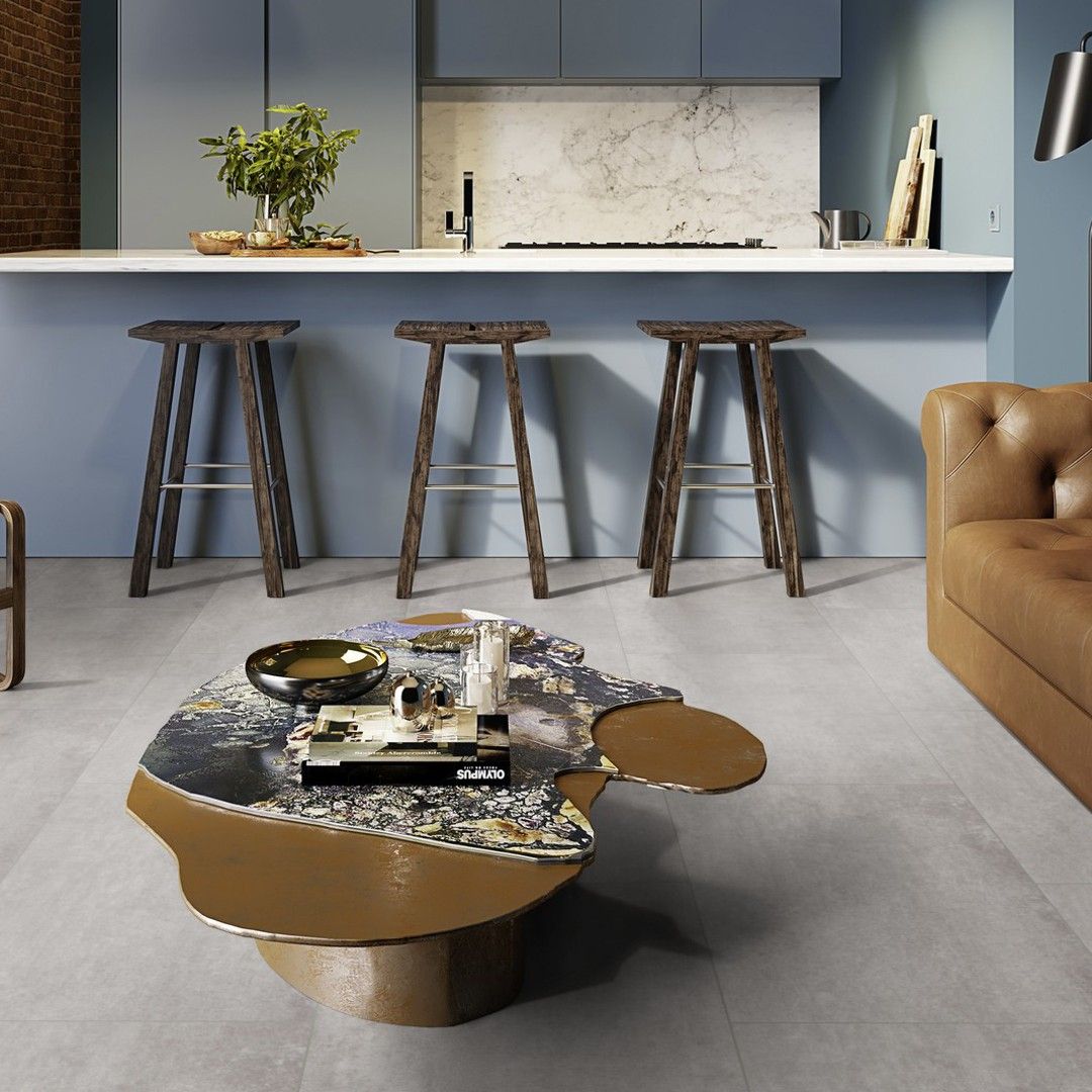 Klebe-Vinyl Fliesenoptik XL Manhattan Sky 91 - 1 Paket 4,177 m² Klebe-Vinyl in grauer Betonoptik im Wohnzimmer.