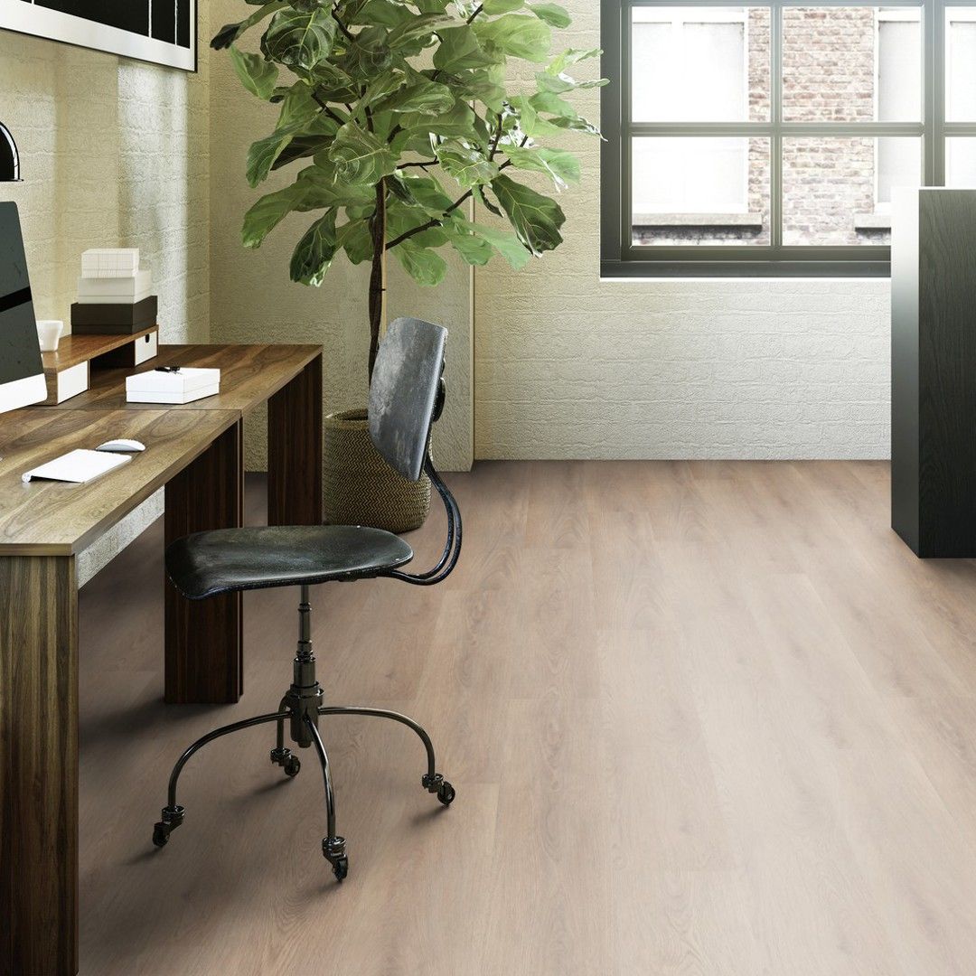 Klebe-Vinyl Holzoptik Cashmere Oak Beach 32 - 1 Paket 4,115 m² Klebe-Vinyl in beiger Holzoptik in einem Heimbüro