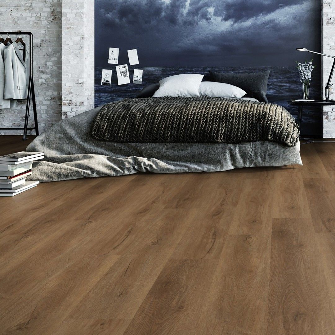 Klebe-Vinyl Holzoptik Riviera Oak Caramel 45 - 1 Paket 3,685 m² Klebe-Vinyl in dunkelbrauner Holzoptik in einem Schlafzimmer