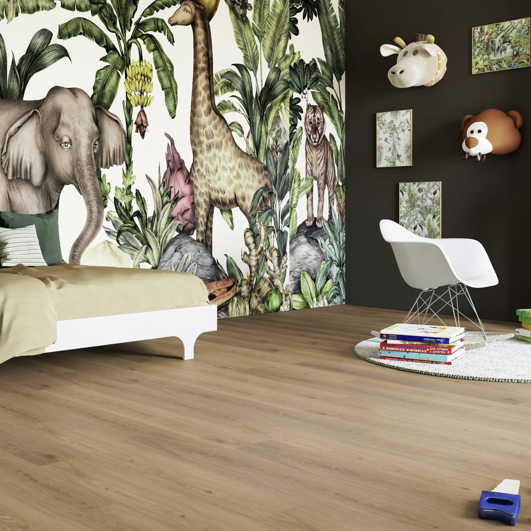 Klebe-Vinyl Holzoptik Sherwood Oak Natural 34 - 1 Paket 3,685 m² Klebe-Vinyl in brauner Holzoptik in einem Kinderzimmer