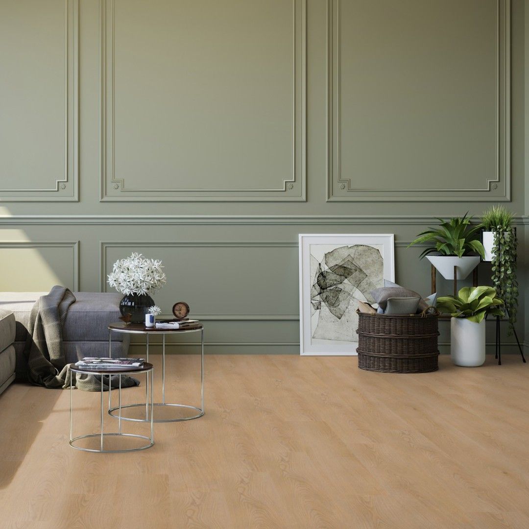 Klebe-Vinyl Holzoptik Bourbon Oak Granola 35 - 1 Paket 3,685 m² Klebe-Vinyl in hellbrauner Holzoptik in einem klassischen Wohnzimmer