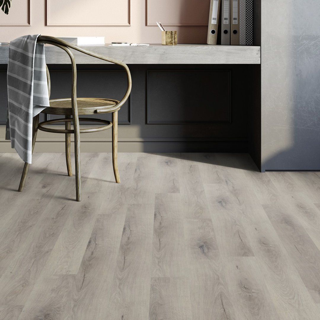 Klebe-Vinyl Holzoptik Royal Oak Dove 93 - 1 Paket 3,685 m² Klebe-Vinyl in grauer Holzoptik in einem Heimbüro