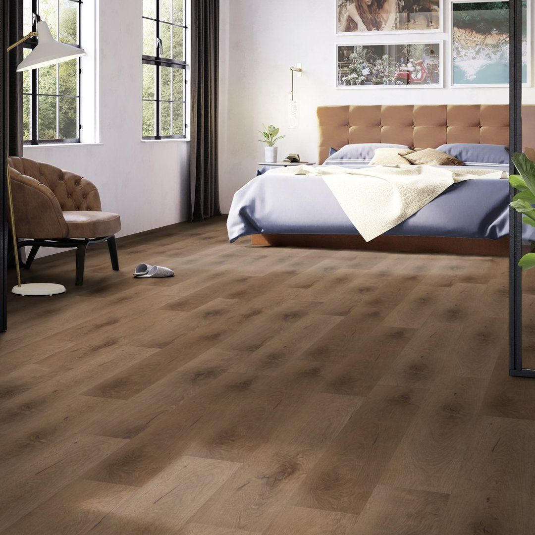 Klebe-Vinyl Holzoptik Royal Oak Mocca 40 - 1 Paket 3,685 m² Klebe-Vinyl in dunkelbrauner Holzoptik in einem Schlafzimmer