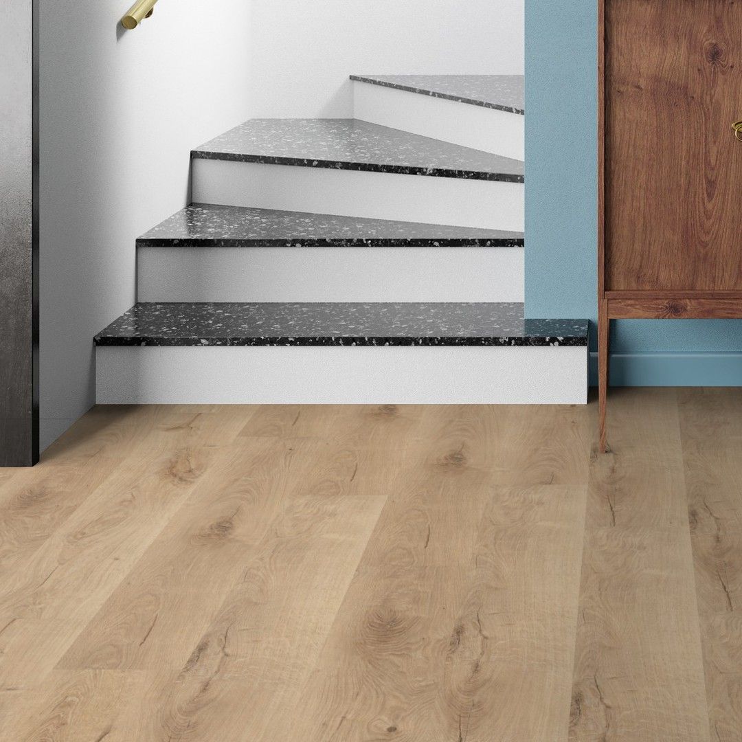 Klebe-Vinyl Holzoptik Royal Oak Blonde 33 - 1 Paket 3,685 m² Klebe-Vinyl in rustikaler und brauner Holzoptik in einem Flur