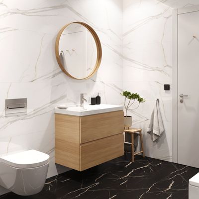 Klick-Vinyl Fliesenoptik Calacatta Black Matt Vilo - 1 Paket 1,44 m² Klick-Vinyl in schwarzer Marmoroptik mit goldenen Marmorierungen in einem Badezimmer