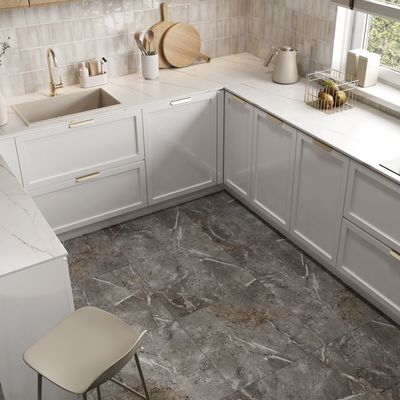 Klick-Vinyl Fliesenoptik Marble Skin Matt Vilo - 1 Paket 1,44 m² Klick-Vinyl in grauer Marmoroptik in einer Küche