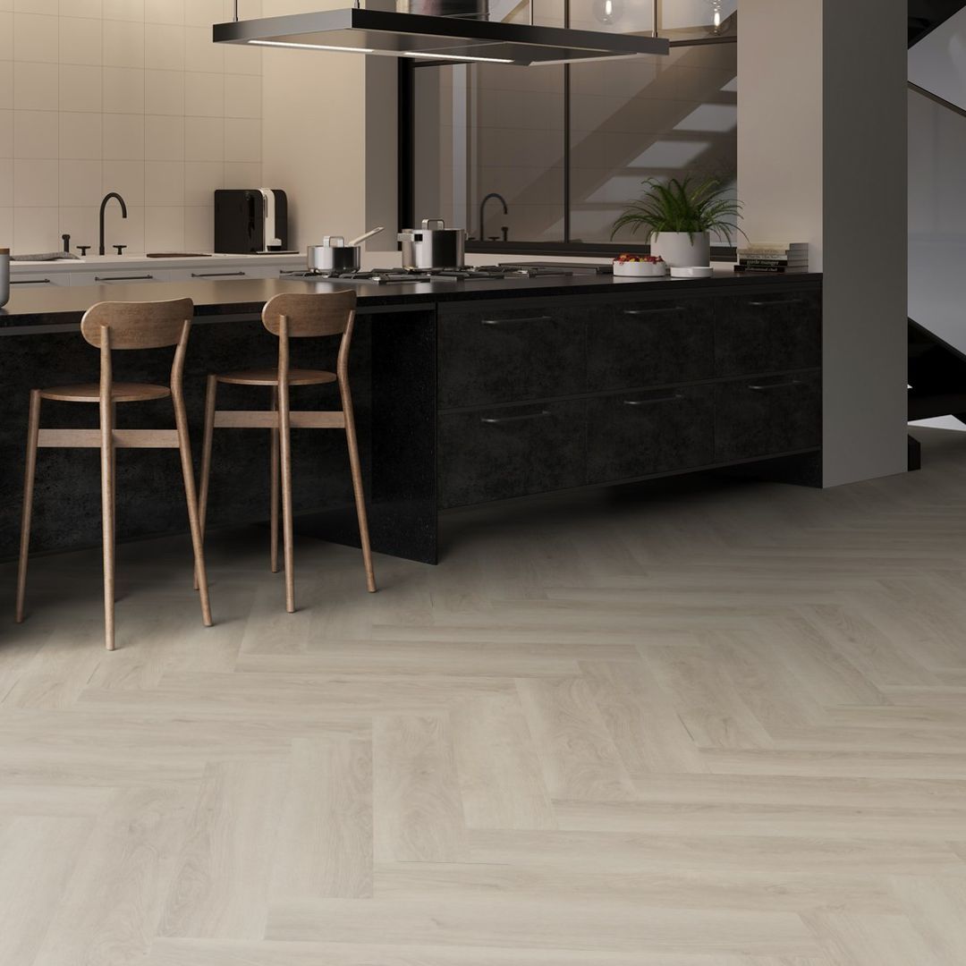 Klebe-Vinyl in hellgrauer Holzoptik im Fischgrät-Format in einer Küche