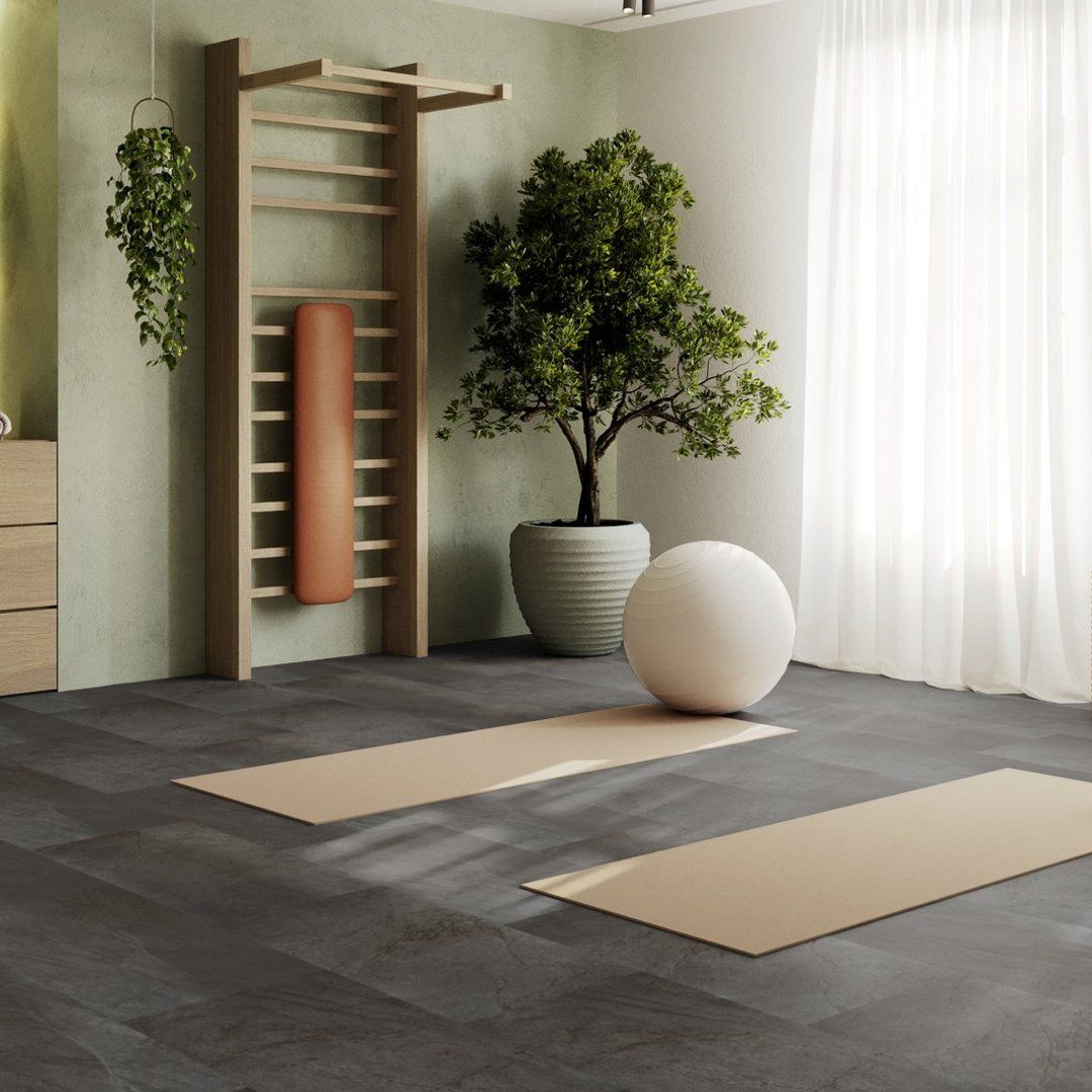 Klebe-Vinyl in Steinfliesenoptik Anthrazit in einem Fittnessraum