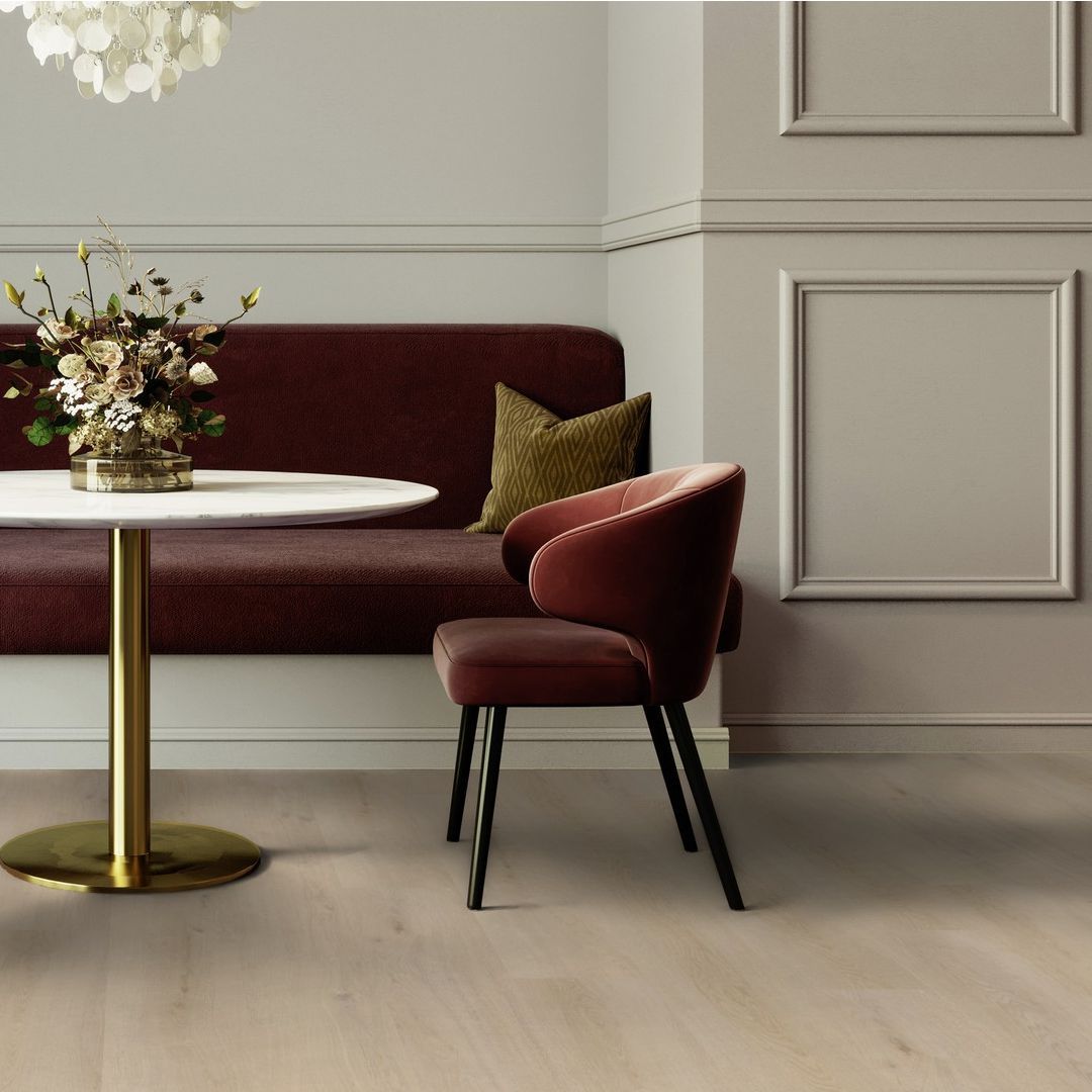 Klebe-Vinyl in Holzoptik in einem Wohnzimmer. Die Holzoptik ist in einer Creme-Farbe gehalten