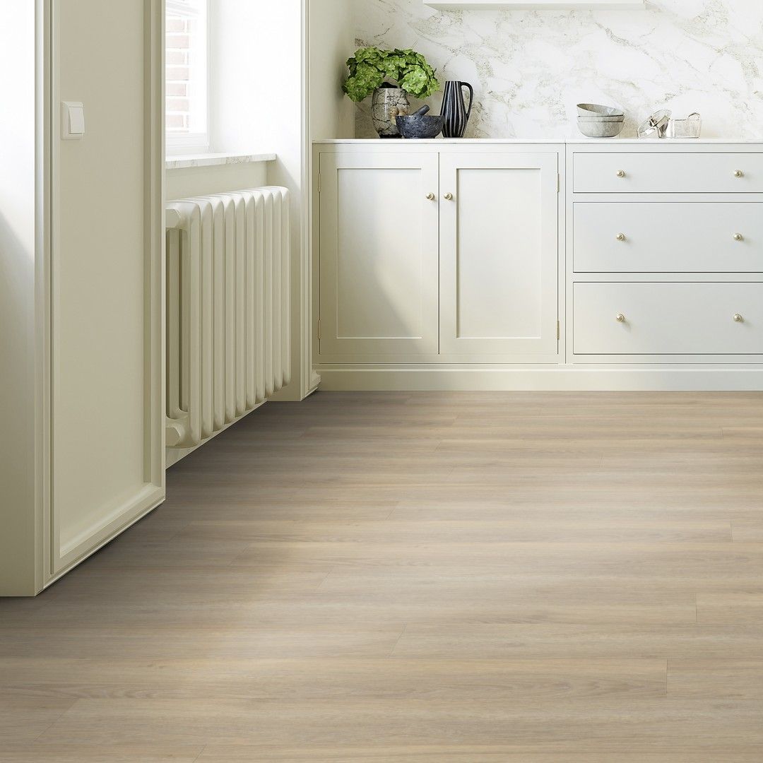 Klebe-Vinyl in beiger Holzoptik in einem Raum