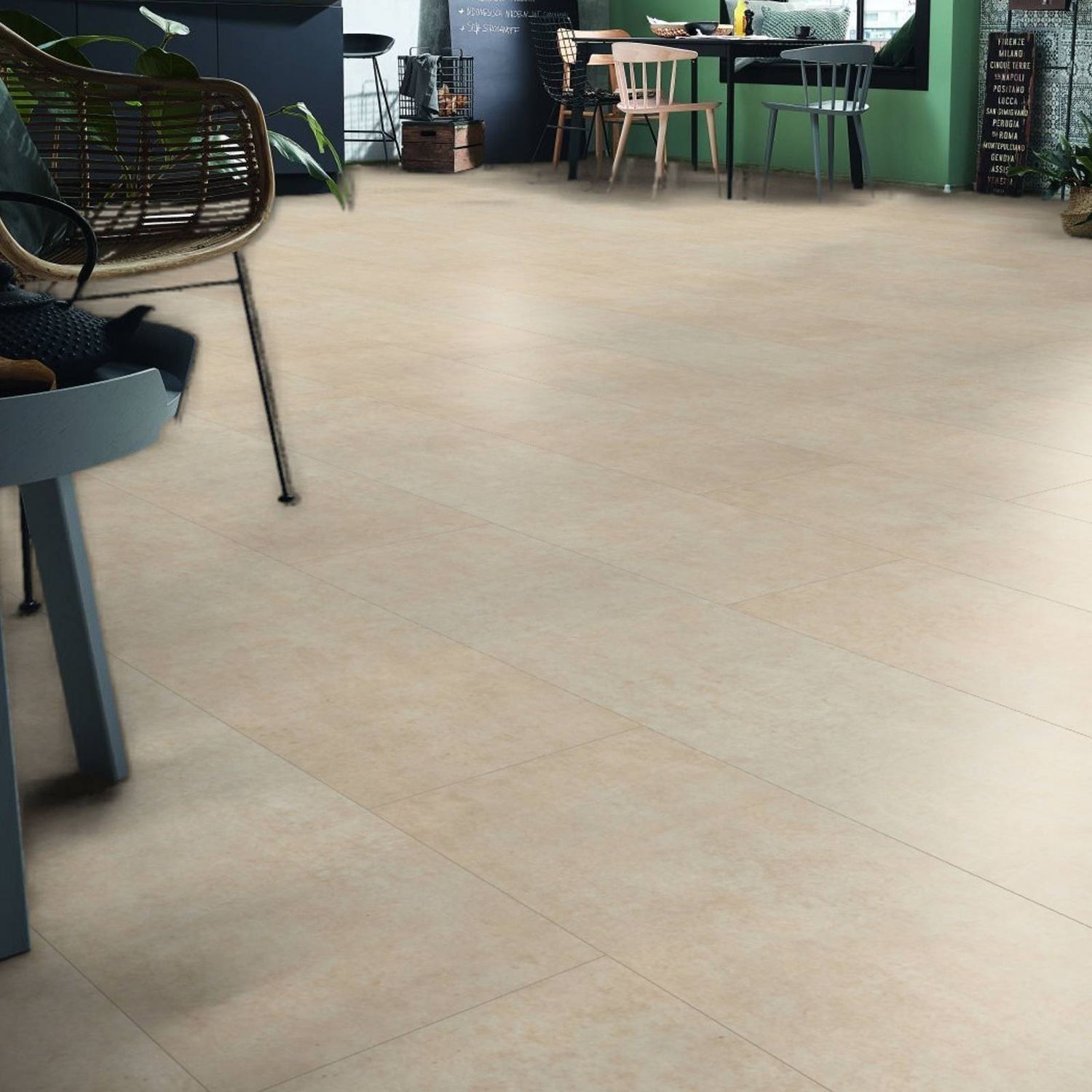 Laminat in beiger Betonoptik in einem Wohnzimmer