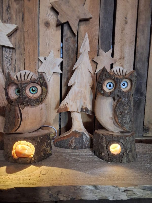 Handgeschnitzter Eulen-Naturschrein