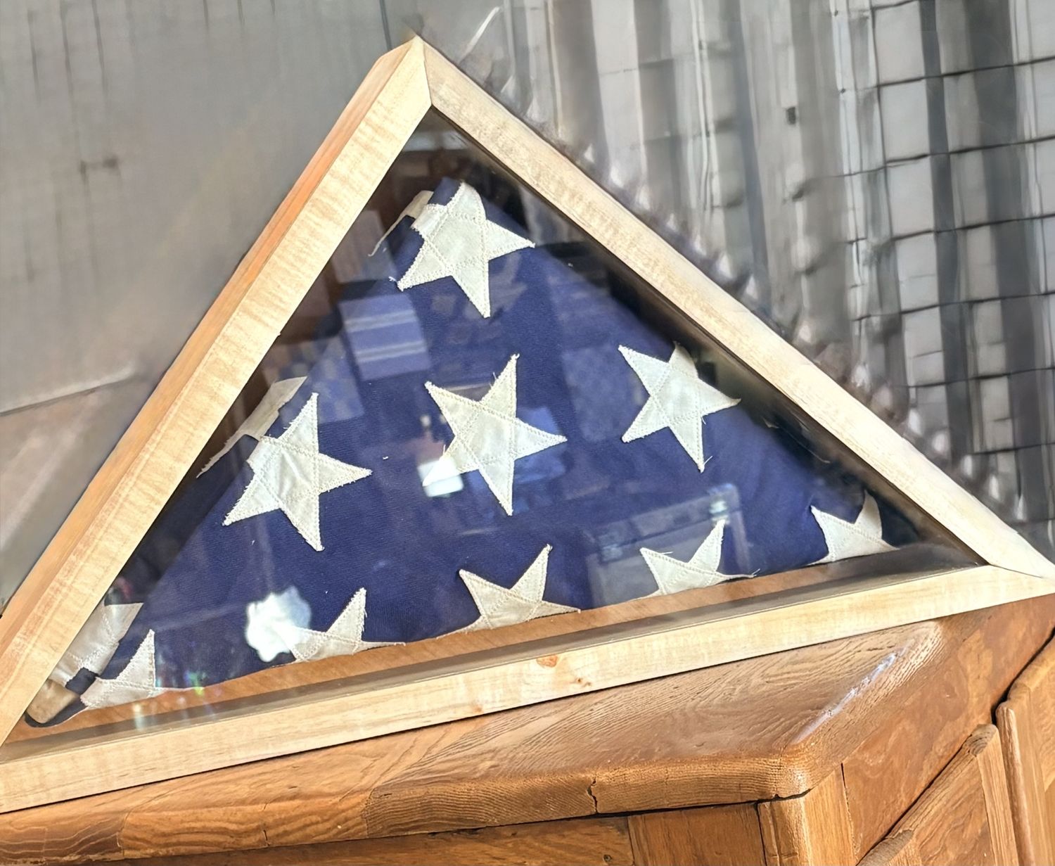 Memorial flag display case, Style: Maple