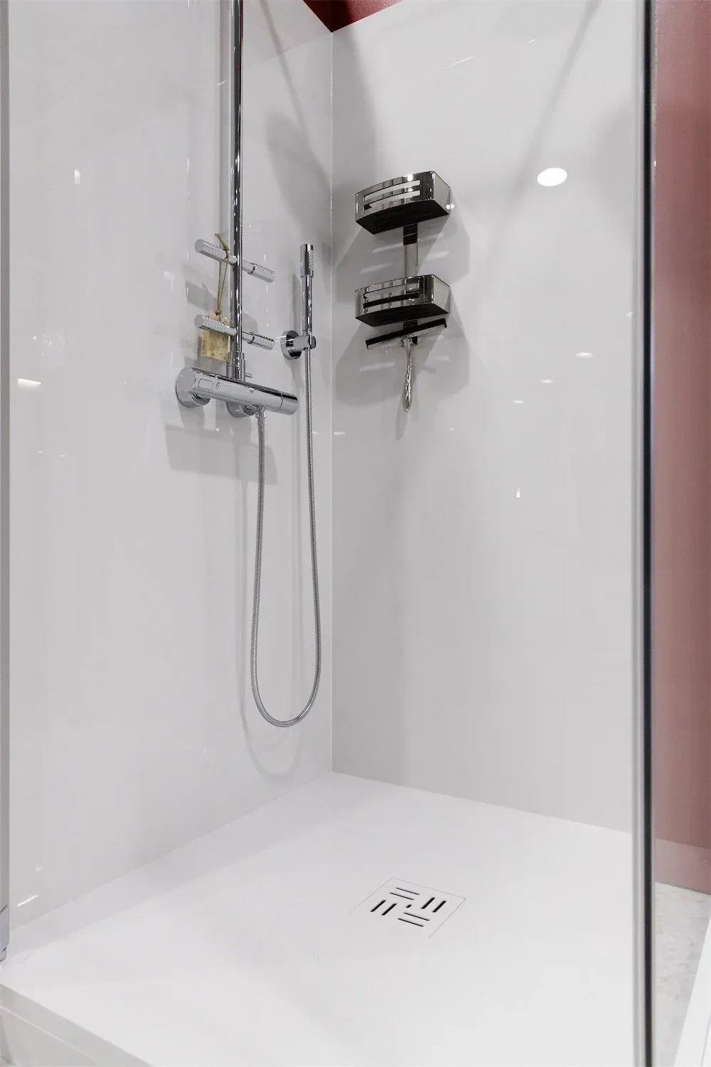 acrylic wall white 1010*2650mm. 2,915m2  246,56 euro/m2
