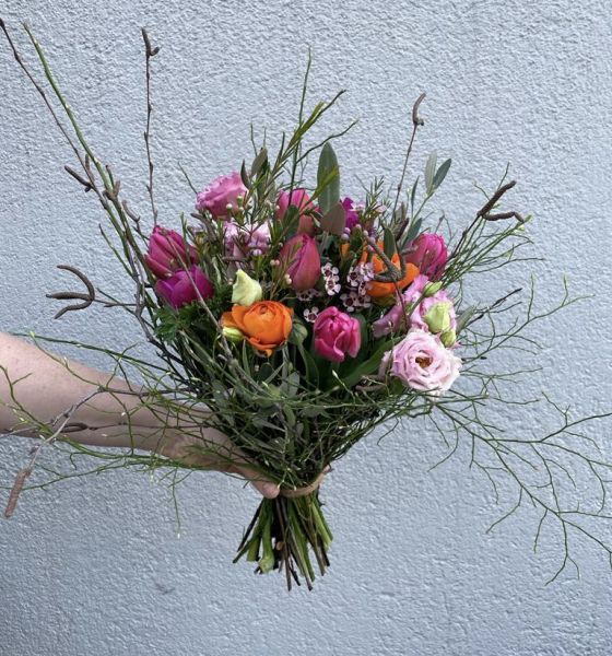 Luftig gebundener Frühlingsstrauss