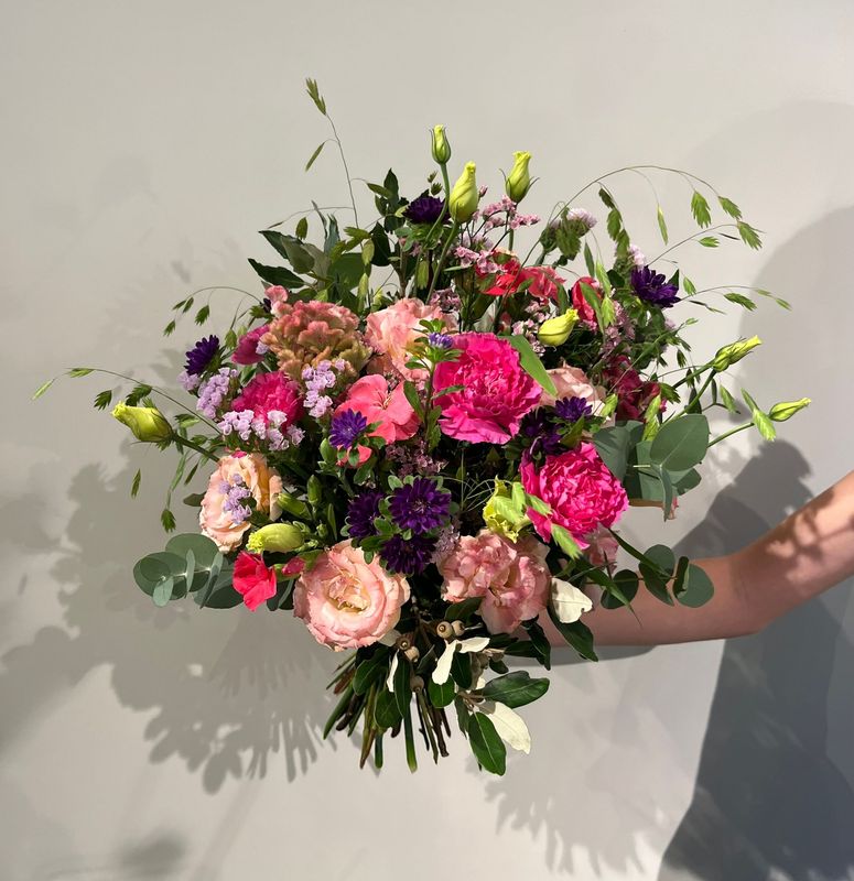 Saisonaler Strauss in Fuchsia- & Violettönen