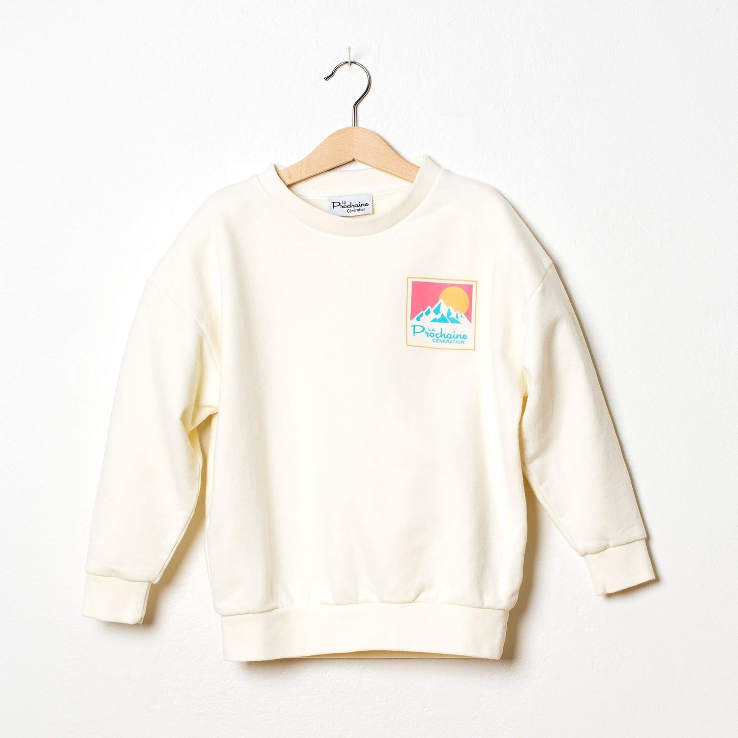 La Prochaine Generation // Kids Mountain Logo Beige La Prochaine Generation // Kids Mountain Logo Beige, Maat: 104/110