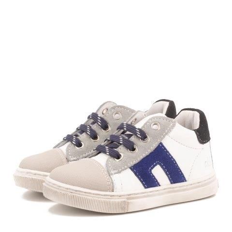 Clic! Veterschoen wit met blauwe details en stootneus