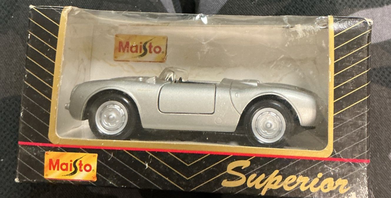 Maisto Superior Porsche Silver Roadster