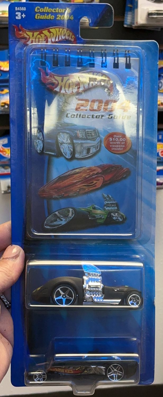 Hot Wheels 2004 Collector's Guide w/2 cars 