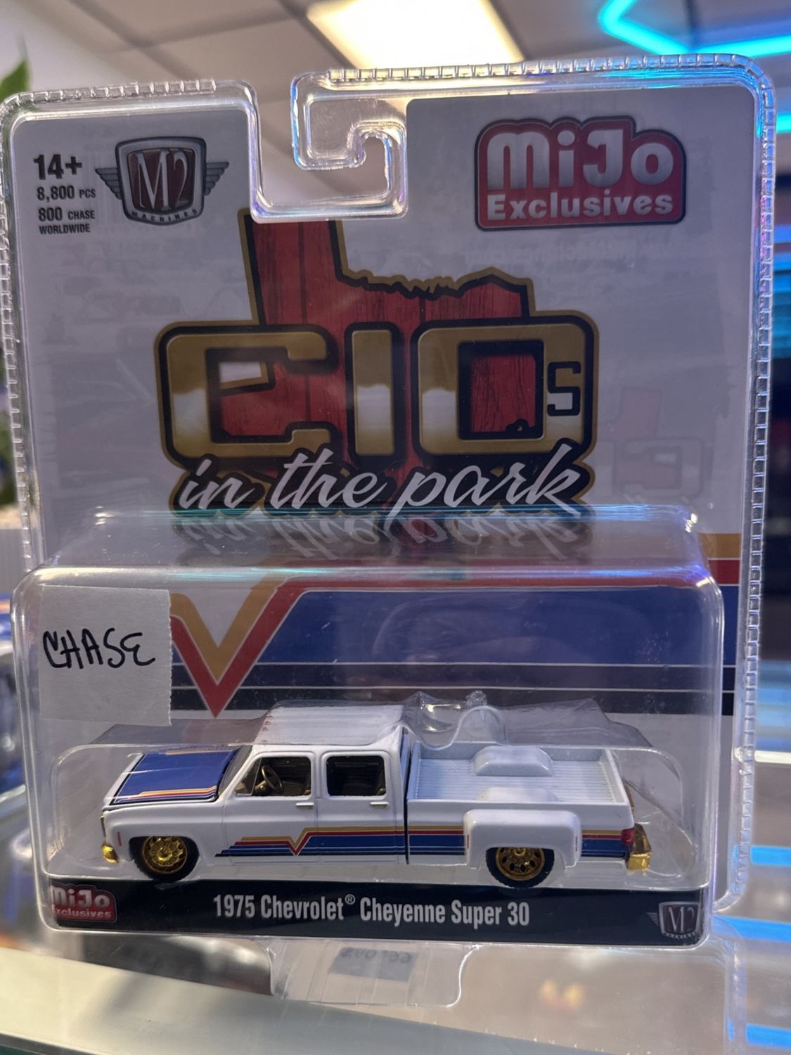 M2 MACHINES CHASE ‘75 CHEVY CHEYENNE SUPER 30 DUALLY SQUAREBODY C10S IN THE PARK