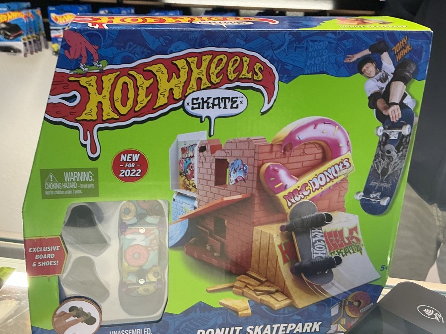 Hot Wheels Skate Playset - Donut Skatepark with Tony Hawk Fingerboard &amp; Shoes