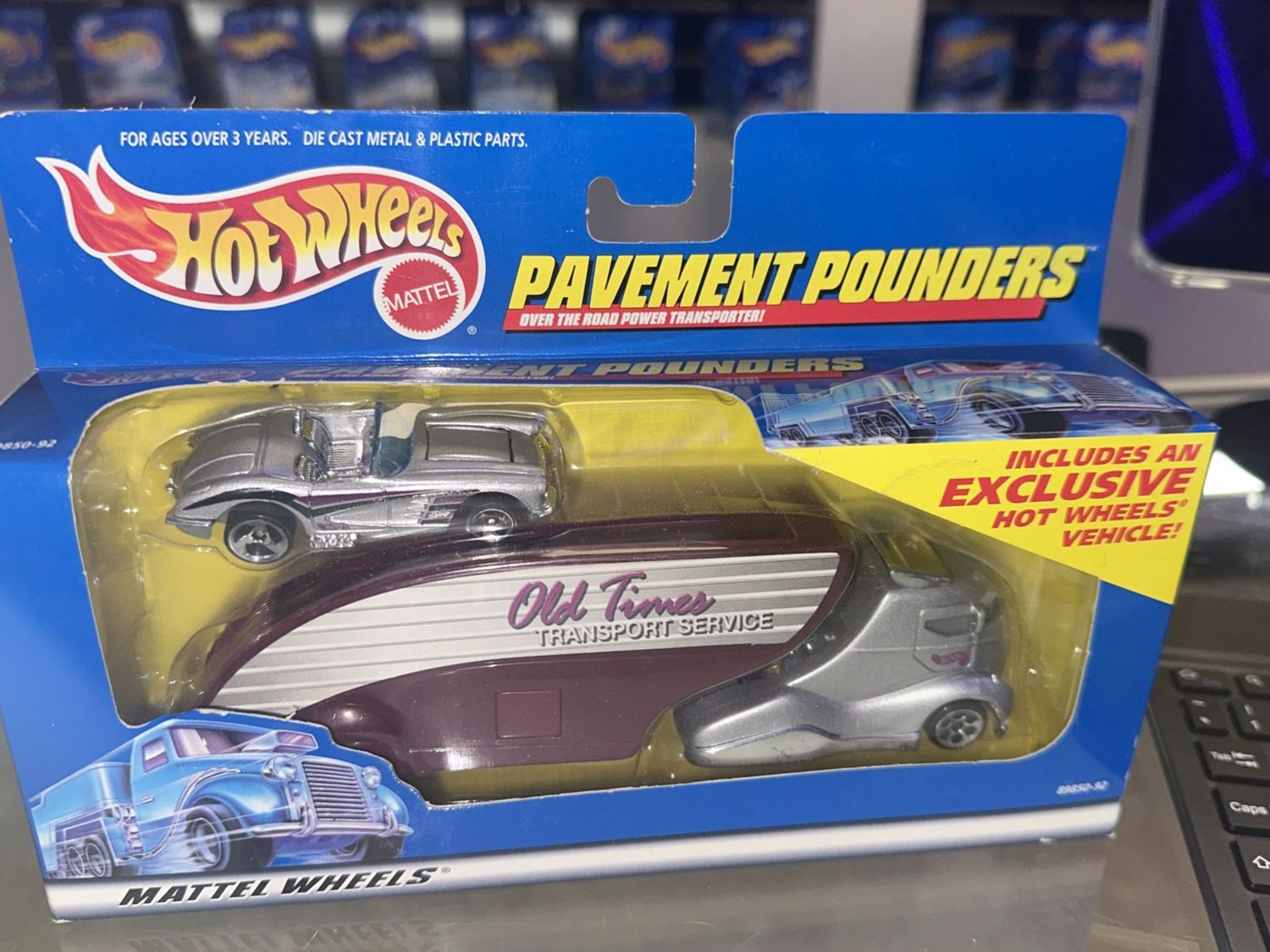 Hot Wheels Pavement Pounders Old Times Transport Service With '56 Corvette 1:64 