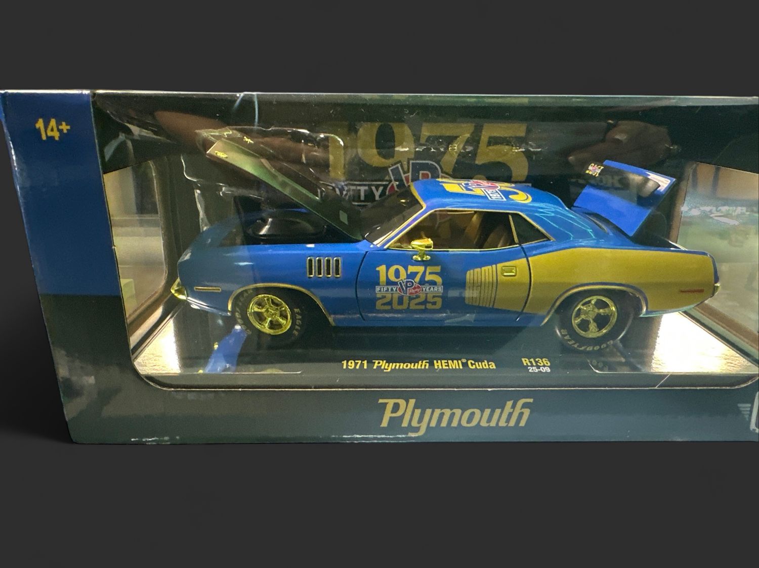 2025 M2  1971 PLYMOUTH HEMI CUDA "VP RACING 50 YEARS" CHASE 1/24 R136  