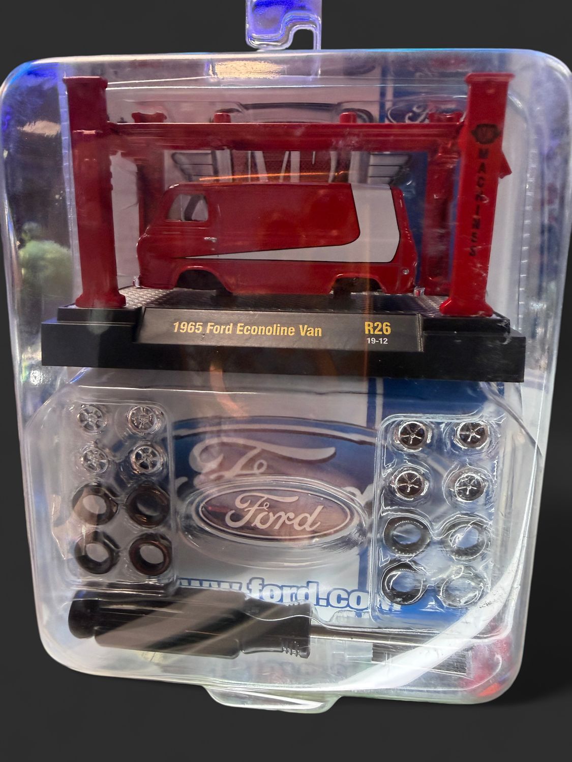 M2 Machines 37000 Ford 1965 Econoline Van Model Kit I34