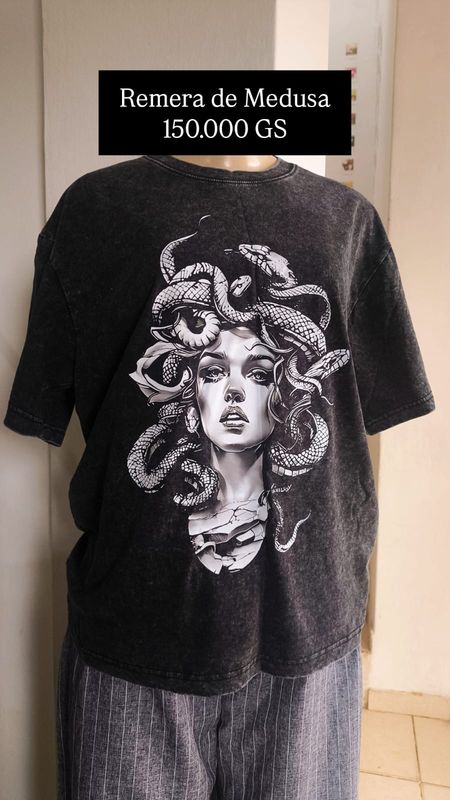 Remera con diseño de Medusa