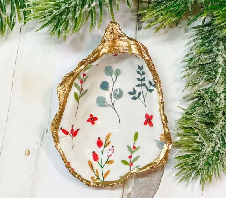 Eucalyptus Winterberry Oyster Trinket Dish