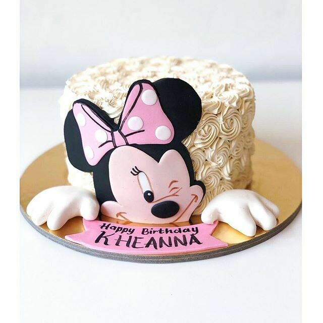 Buttercream Minnie Mouse cake