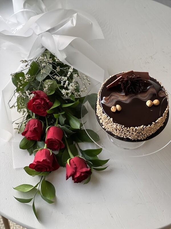 Rose Noire Cake with Roses