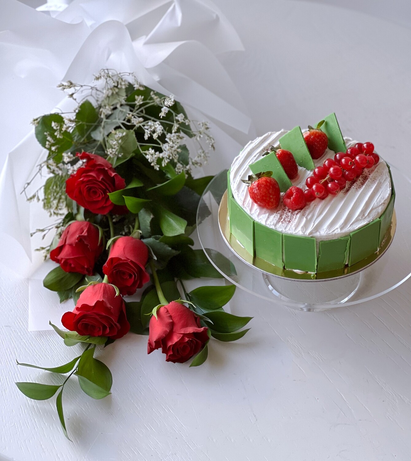 Vanilla Cake with Roses