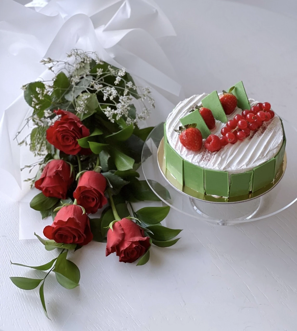 Vanilla Cake with 5 Roses - Pre order