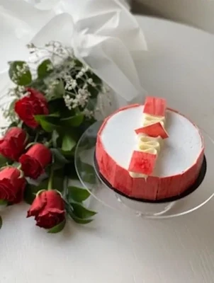 Red Velvet Cream Cheese Cake with 5 Roses