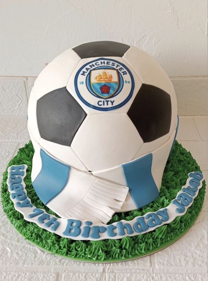 Manchester city football birthday cake - Mel's Amazing Cakes