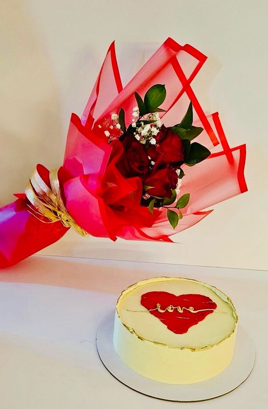 Love Cake With Bouquet