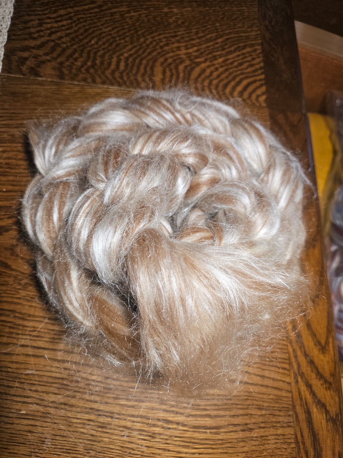 Kammzug  50 % hellbraunes Alpaka / 50 % gebleichte Tussahseide