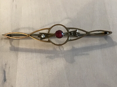 9ct Gold Victorian Brooch With red Semi-precious Stone (missing Smaller Stones)