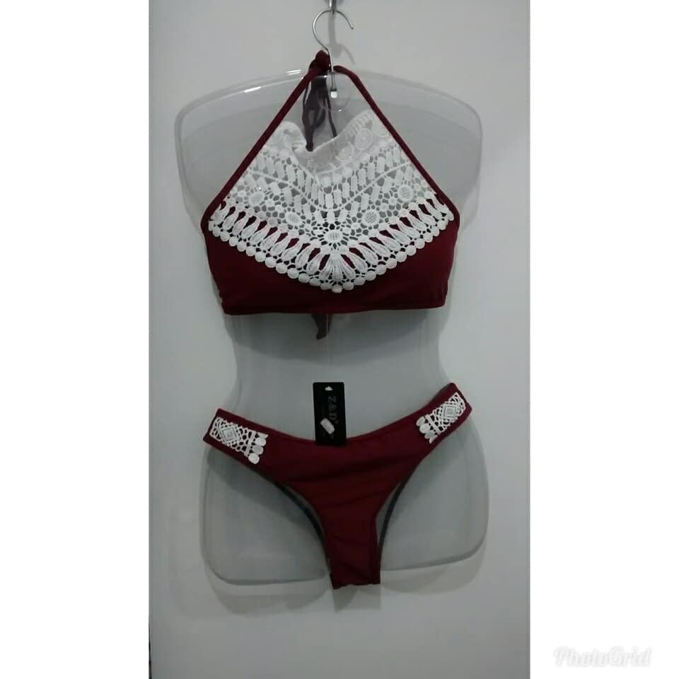 Biquíni com renda.