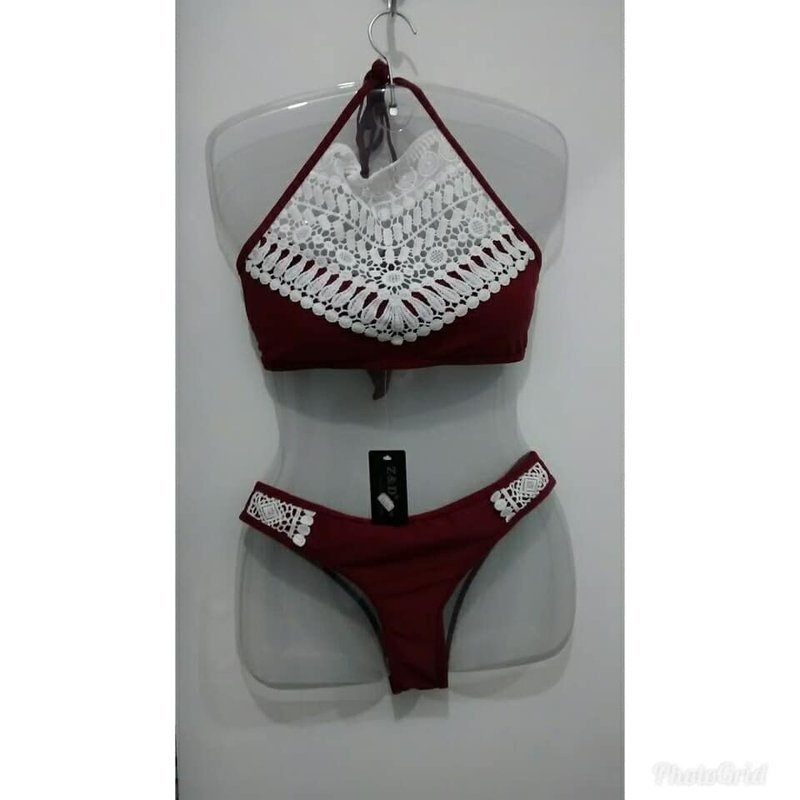 Biquíni com renda.