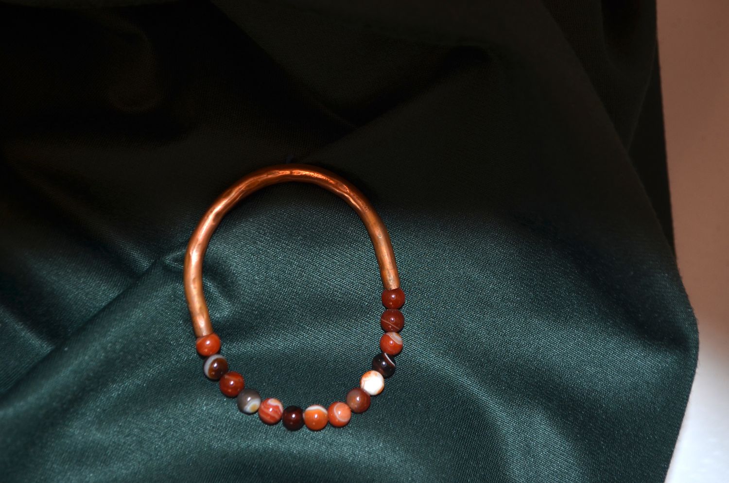 Bransoletka z agatu i miedzi – rękodzieło