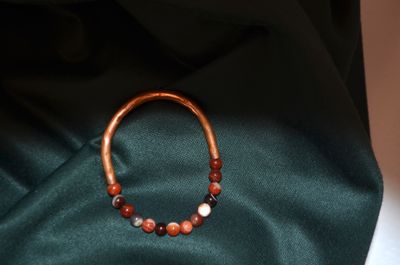 Bransoletka z agatu i miedzi – rękodzieło