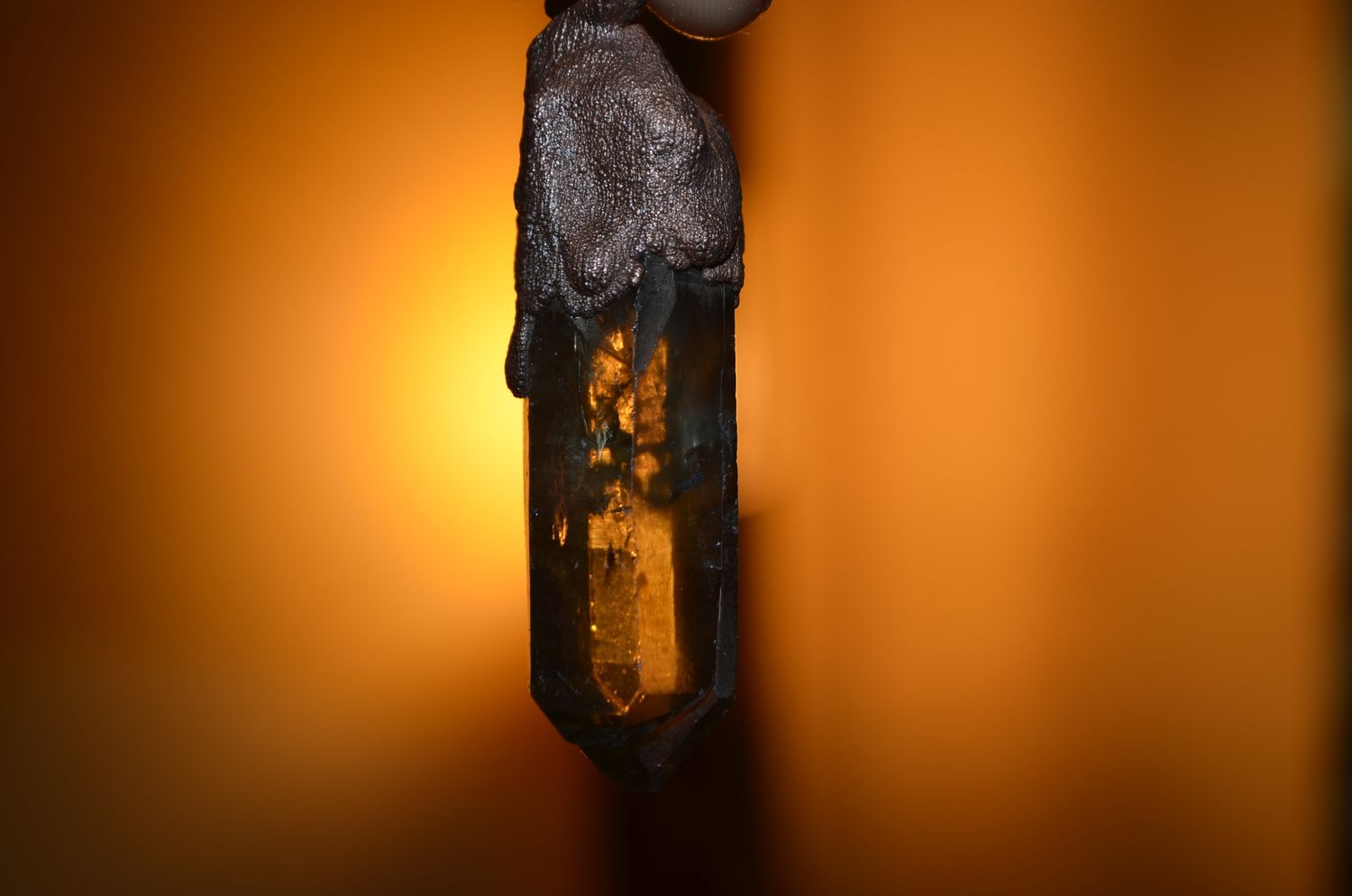 Zawieszka z kwarcu dymnego w miedzi – rękodzieło